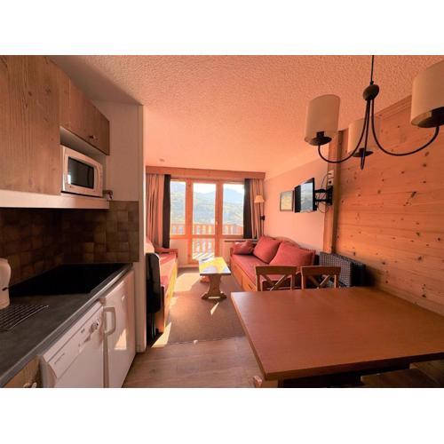 Studio cabine au pied des pistes avec balcon et casier à skis - FR-1-181-2209