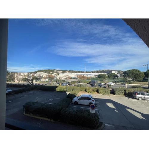 Studio cabine avec loggia vitrée, à 100m de la plage, proche commerces et activités à Sète - FR-1-338-492