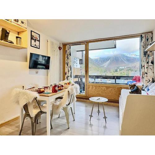 Studio cabine cosy à Tignes avec balcon, proche pistes et commerces. Wifi inclus. - FR-1-411-905
