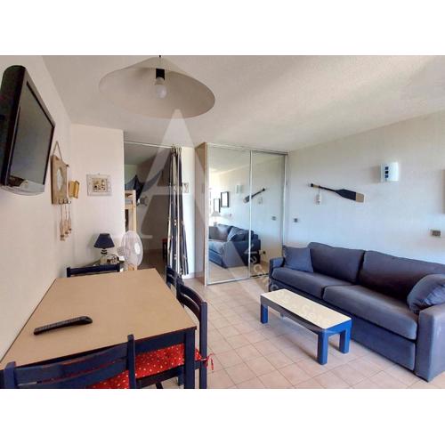 Studio cabine en rez de jardin dans residence avec piscine