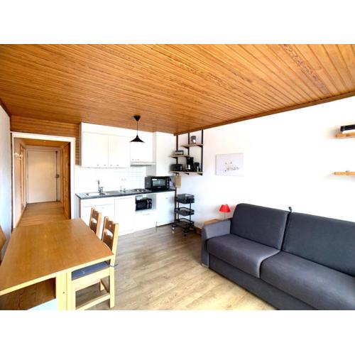 Studio Cabine Rénové avec Balcon - Face Pistes, Commerces & Écoles de Ski - FR-1-502-384