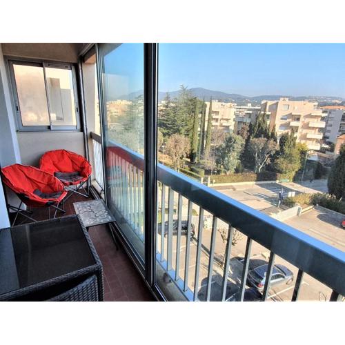 Studio Centre Sainte-Maxime avec Parking – 2 Pers, Proche Mer, Loggia Équipée - FR-1-780-37