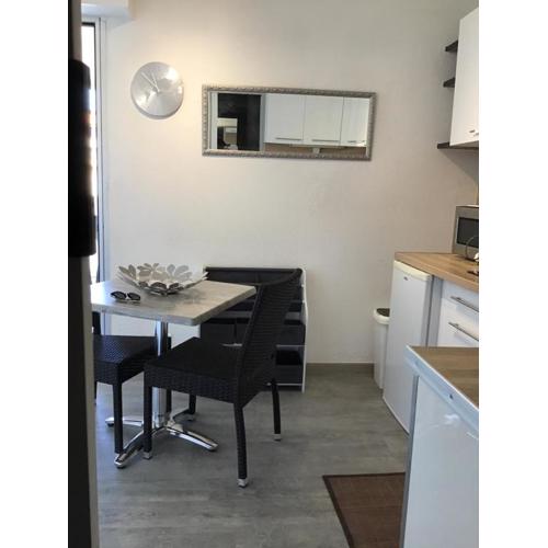 Studio climatisé classe 2 dans marina proche mer et etang - lit wifi fibre et parking privé