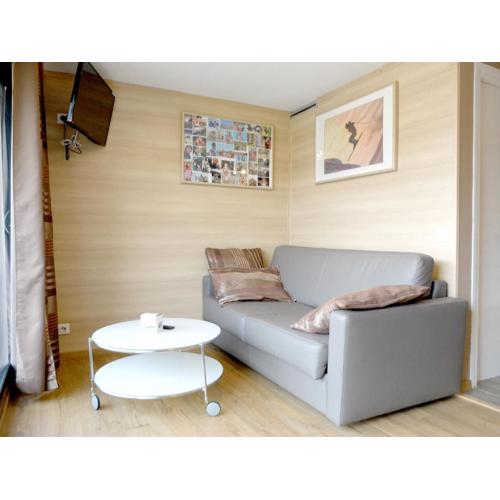 Studio Confortable et Moderne avec Balcon - Pied des Pistes et Proche Commerces - FR-1-502-460