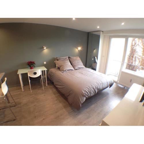 Studio flambant neuf, calme & balcon
