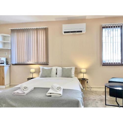 Studio for 4 Guests Next to Mall & Free Street Parking