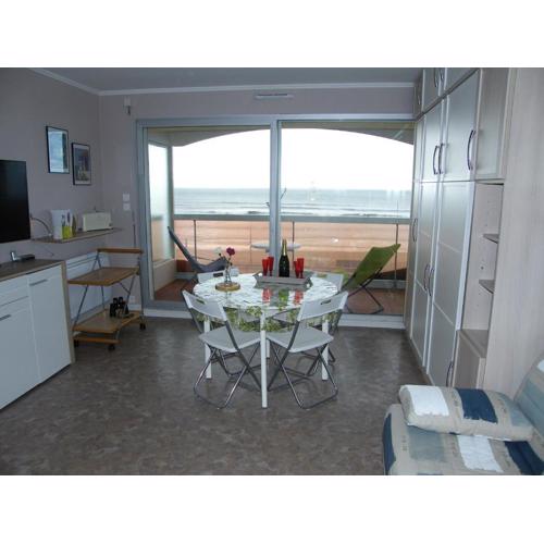 Studio lumineux face mer avec balcon et parking privé, à 500m des commerces - FR-1-323-450