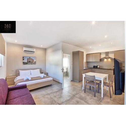 Studio Penthouse, close to clubs/Schools w/WIFI