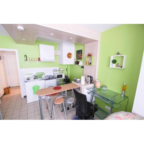 Studio Pigalle Montmartre de 25 m2 - 2 minutes de la station Métro Pigalle - 2 lits simples type gigogne pour 2 personnes - Quartier Hypertouristique - Cabaret Moulin Rouge à 200 m, Café Aux Noctambules ,Cabaret chez Michou-Restaurants-Saunas