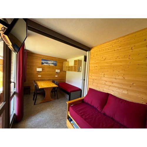 Studio Rénové au Cœur de la Station avec Balcon et Parking - FR-1-181-2431