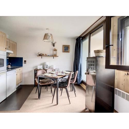 Studio rénové au pied des pistes avec balcon, parking et WiFi - FR-1-344-985