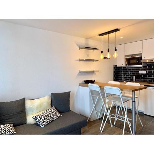 Studio rénové avec balcon, au pied des pistes, proche commerces et écoles de ski - FR-1-502-435