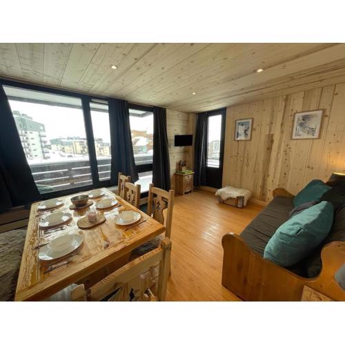 Studio rénové avec balcon, au pied des pistes, WiFi et proche commodités - FR-1-502-552