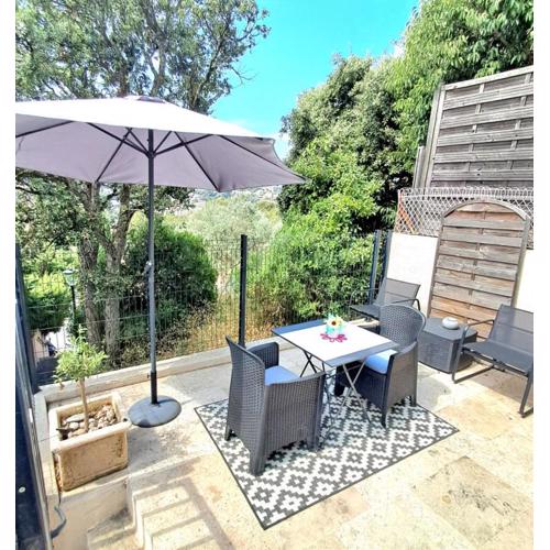 Studio rénové avec terrasse ST RAPHAEL
