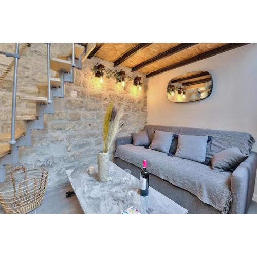 Studio walking distance from Marais with mobile AC