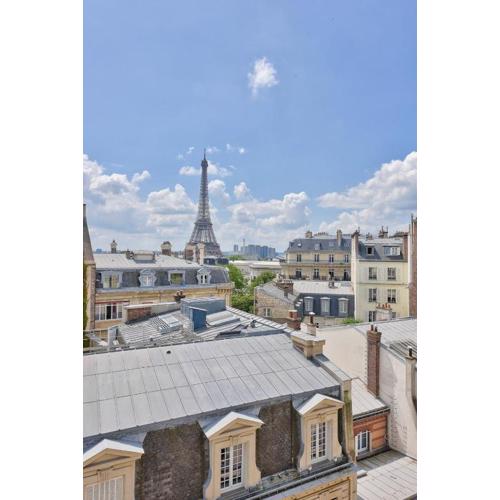 Studio with a panoramic view of the Eiffel Tower