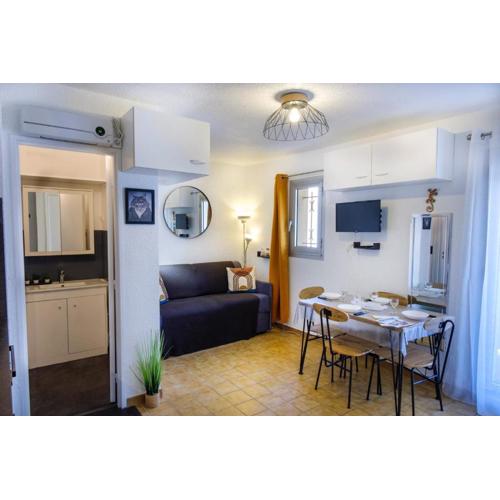 Studio with balcony 50 m from the beach