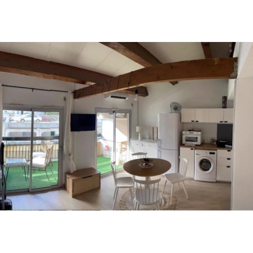 Studio with balcony at the foot of the beach
