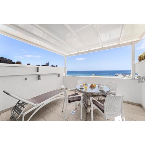 Stunning 2 bedroom Duplex close to main Beach with seaviews