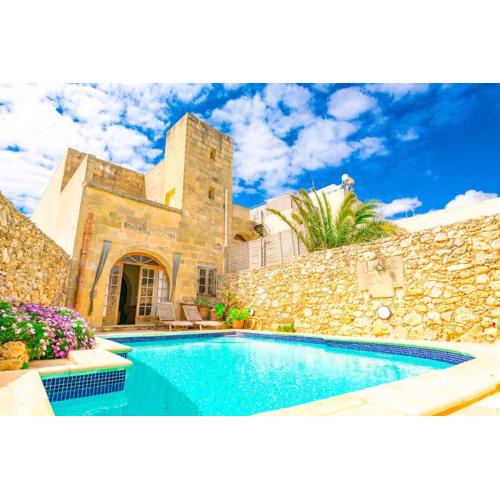 Stunning 3 bedroom Farmhouse with pool
