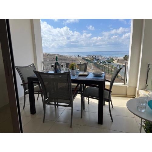 Stunning 3BR Beachfront Apt - Sea Views - 50m to Sea