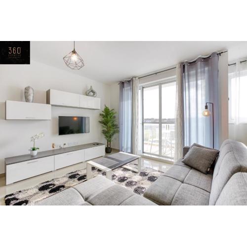 Stunning 3BR w/Country View Apartment in M\