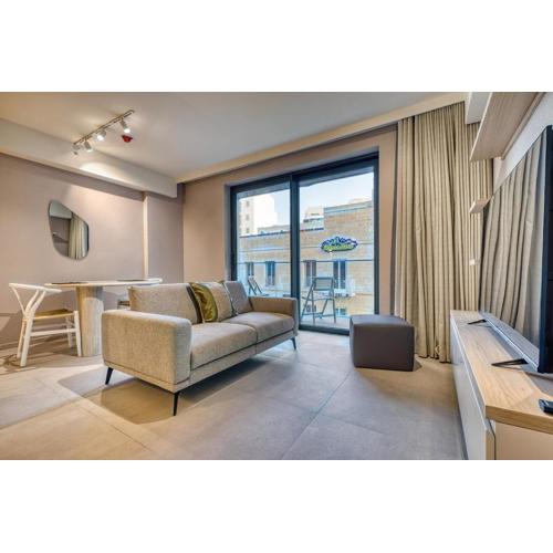 Stunning Apartment in the Iconic Mercury Tower