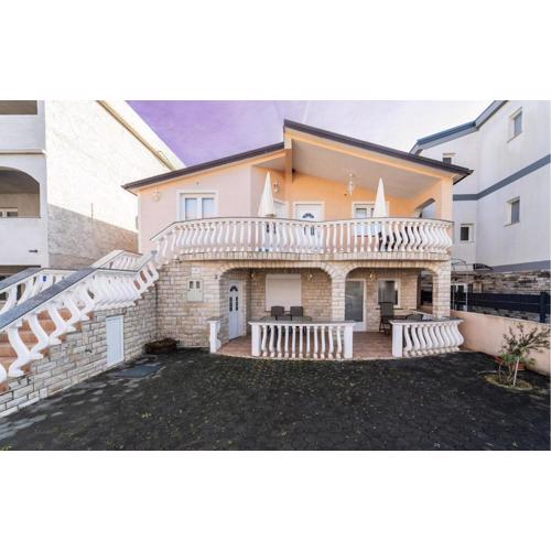 Stunning Apartment In Vir With Wifi