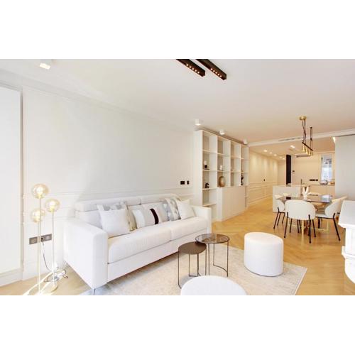 Stunning apartment with view at the very heart of Paris