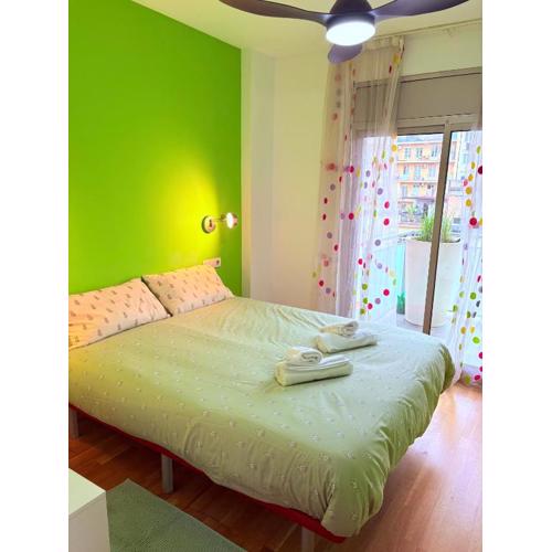 Stunning flat for 5 people with breakfast included with Sagrada Familia church view