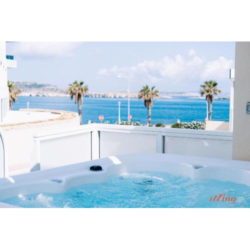 Stunning Holiday Villa with a Heated Jacuzzi
