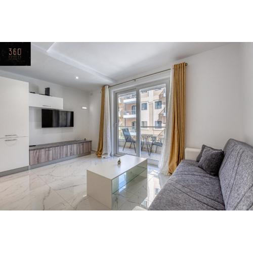 Stunning home, in the centre of QAWRA with terrace by 360 Estates