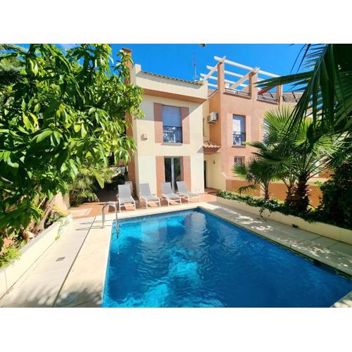Stunning Home with Outdoor Swimmingpool, 4 Bedrooms and Wifi