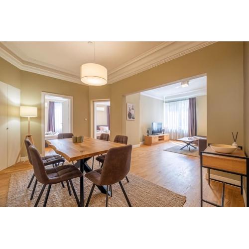 Stunning Luxury 3 Bedroom Apt in the Heart of Town