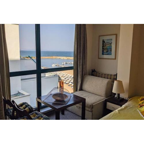 Stunning Private Beachfront Studio with Pool Access