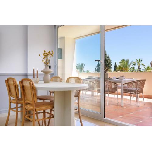 Stunning Renovated 2-bedroom in Golden Mile