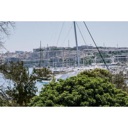 Stunning Seafront Apartment with Marina and Valletta views in Malta