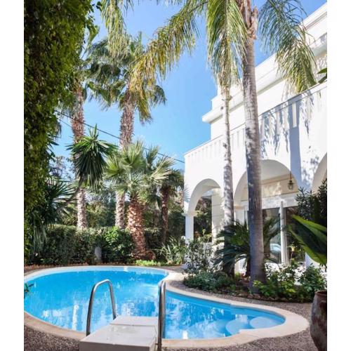 Stunning villa with private pool in Alimos Athens