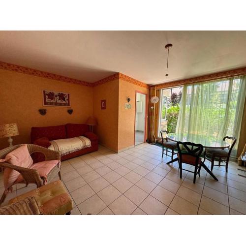 Stylish 1BR with Peaceful Garden in 18th District