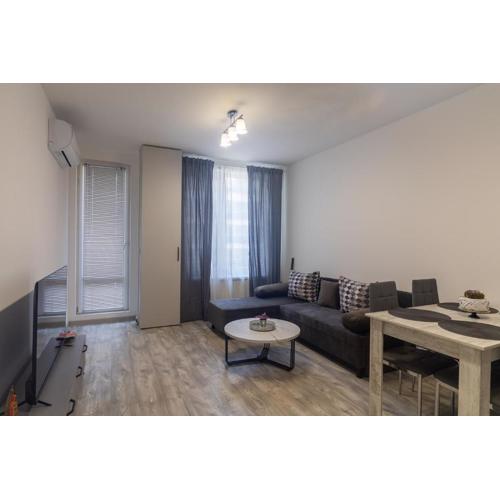 Stylish 2 BDR Apartment at an Excellent Location