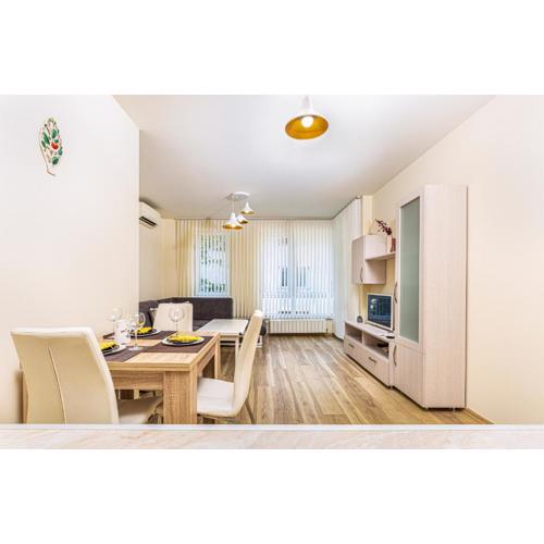 Stylish 2BD Apartment with a Nice Cozy Terrace by Flat Mаnager