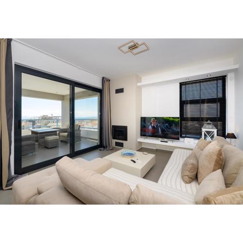 Stylish 2BR flat with stunning views & prv parking