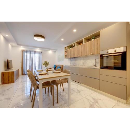 Stylish 2BR Getaway Steps from the Promenade