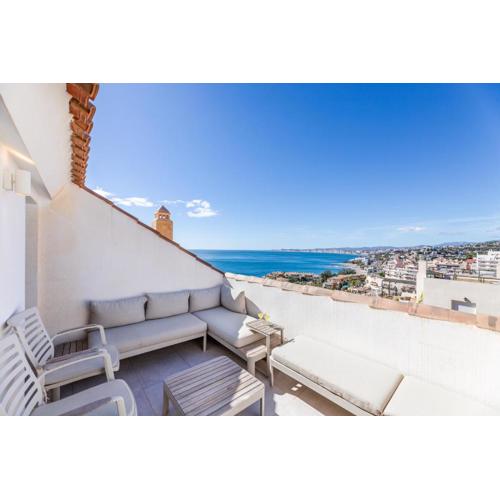 Stylish 4BD Apt with pool access & nearby beach