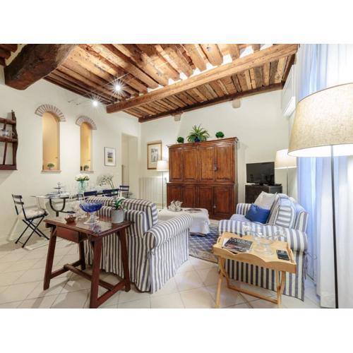 Stylish Apartment inside Lucca