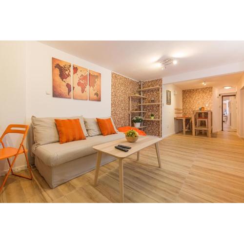 Stylish apartment, Top center!