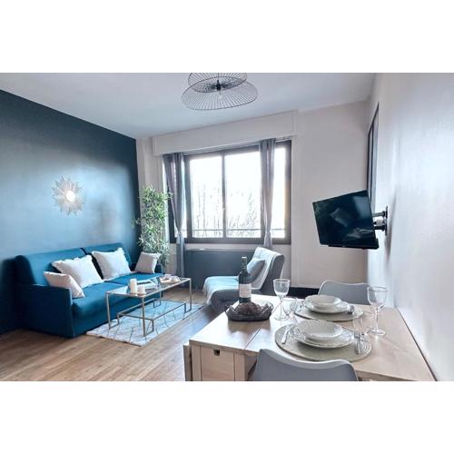 Stylish Apartment with a Balcony in Paris