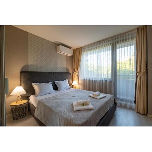 Stylish Apartment with Free Public Parking