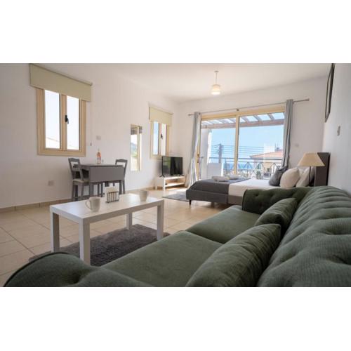 Stylish Apartment with Pool, Fast WiFi, Perfect for Couples or Solo Travellers