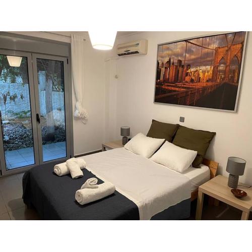 Stylish apt with Garden, Hilton area. near Metro